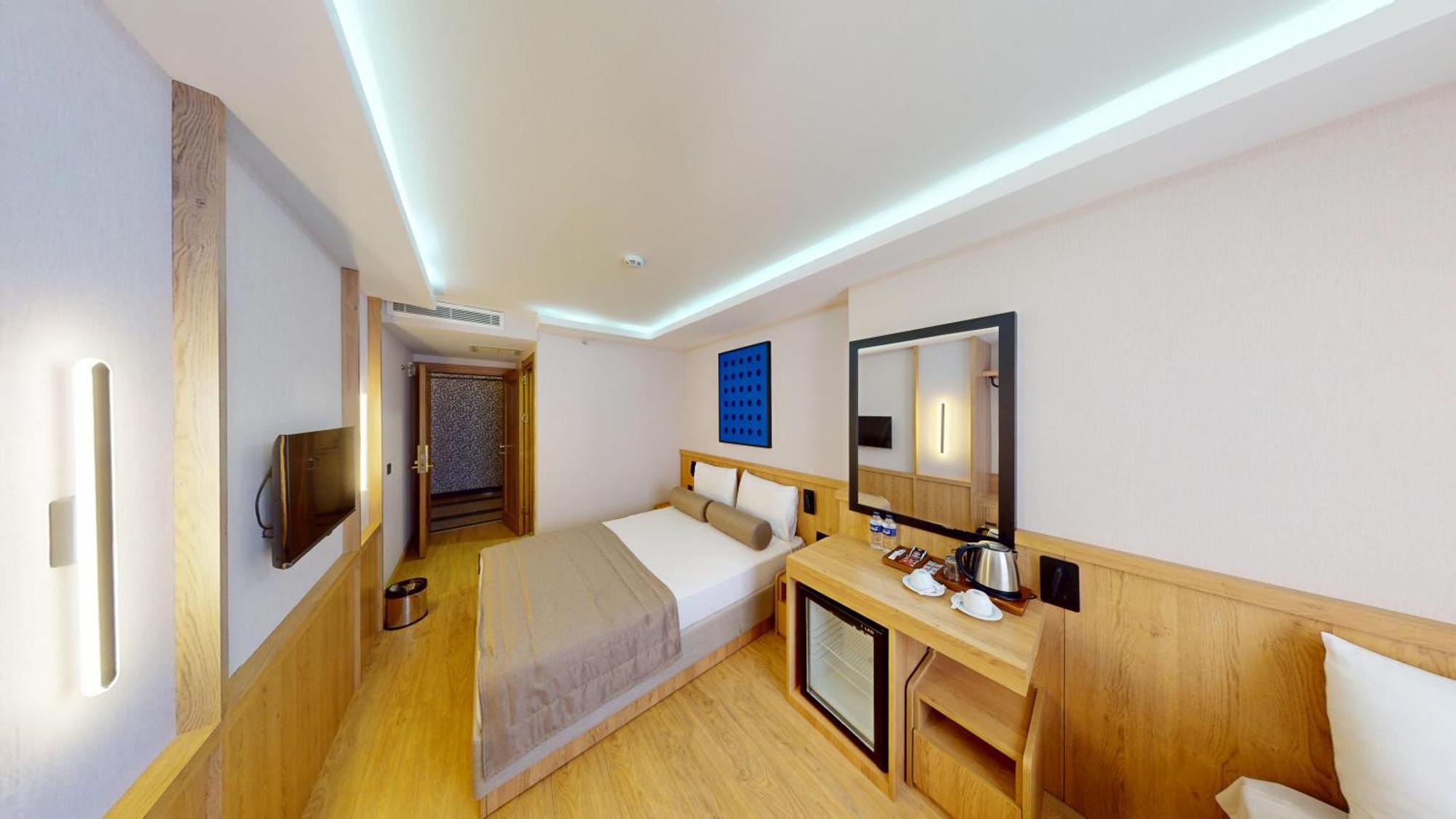 River Hotel