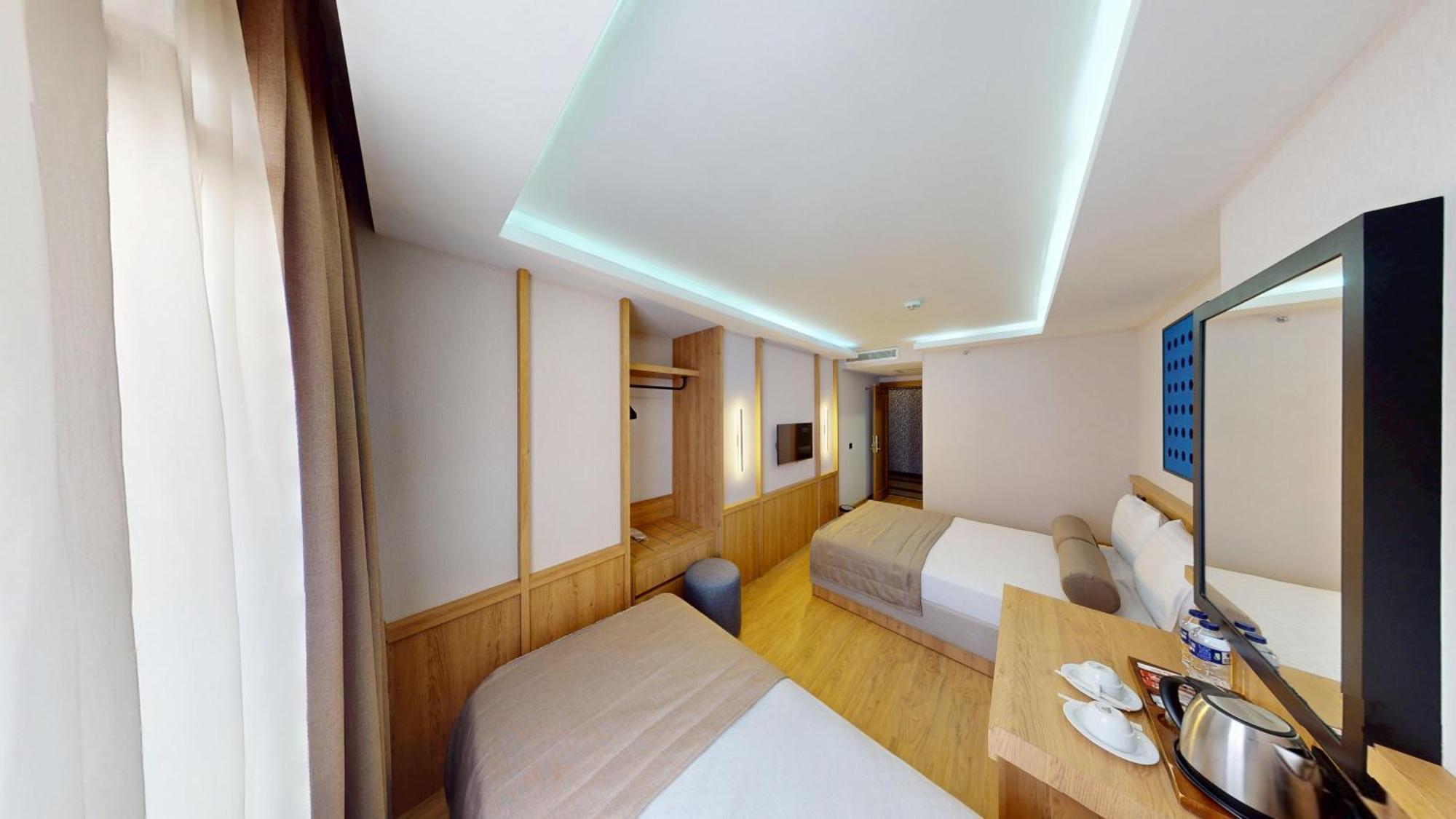Hotel River 2*